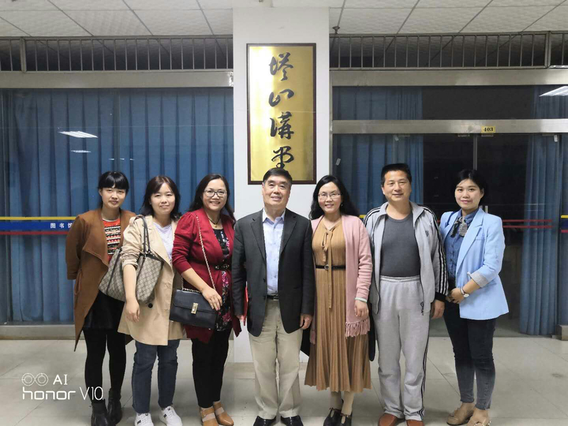 1524971626352025226.jpg 我院政治理论课部教师与中央马工程首席专家、北京大学博士生导师陈占安教授留影.jpg